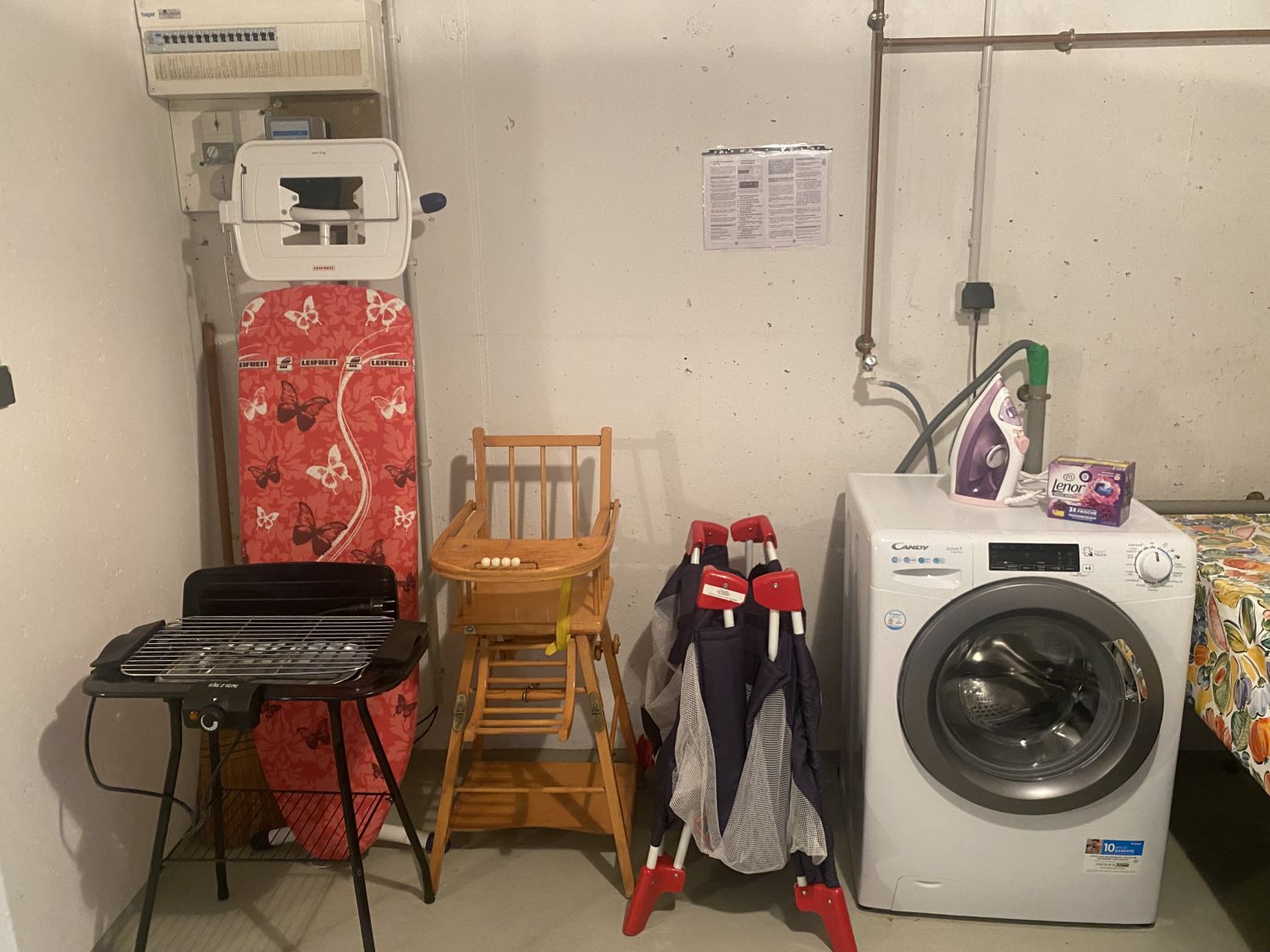 gite Le Piano table &eacute;quipements